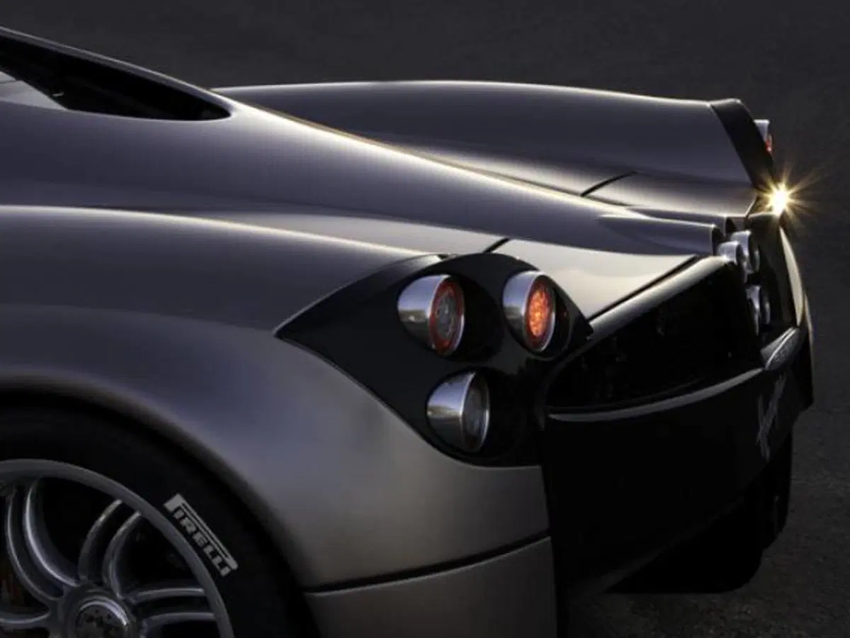 Pagani Huayra: immagini e video della supercar modenese (16)