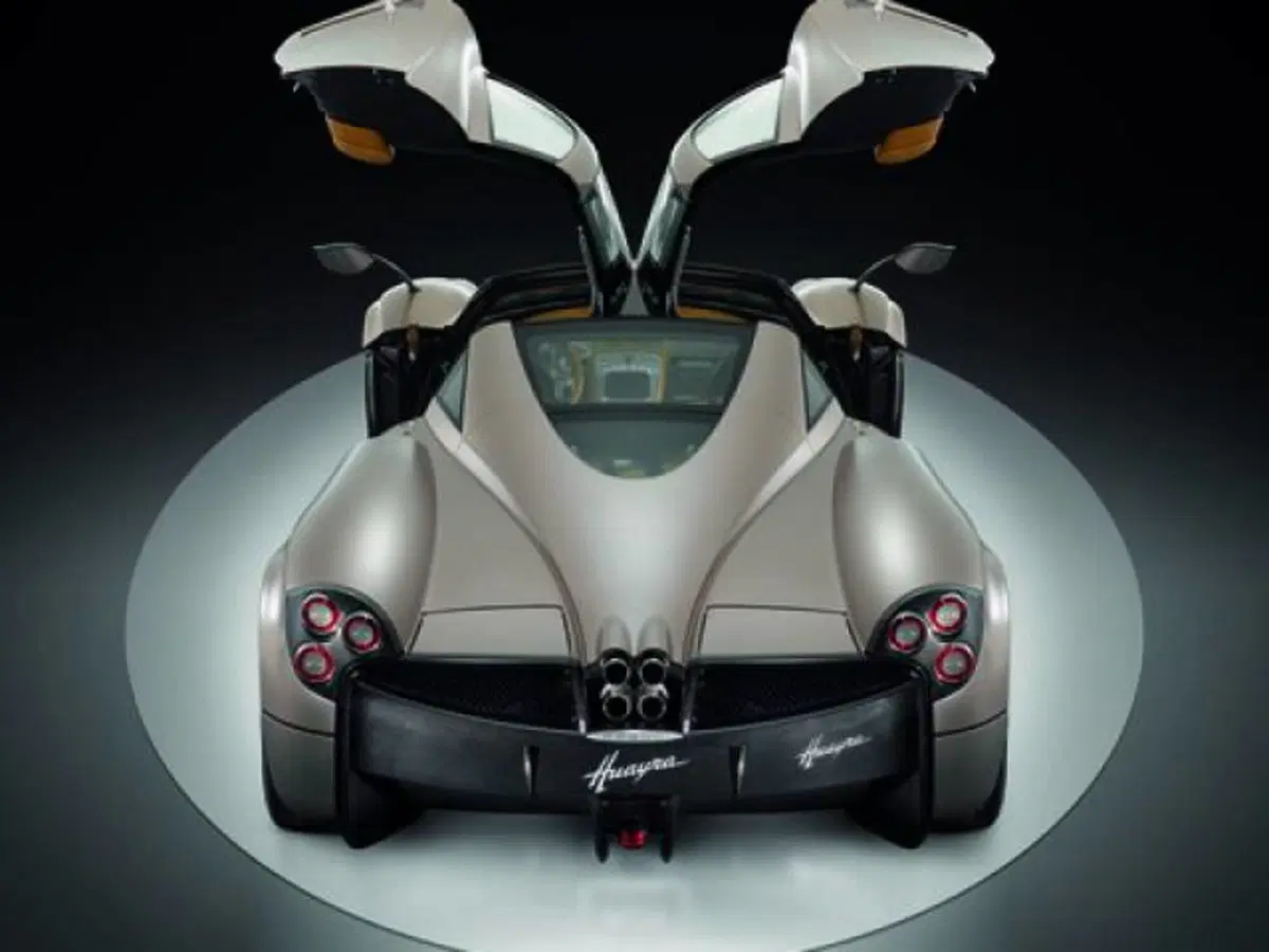 Pagani Huayra: immagini e video della supercar modenese (23)