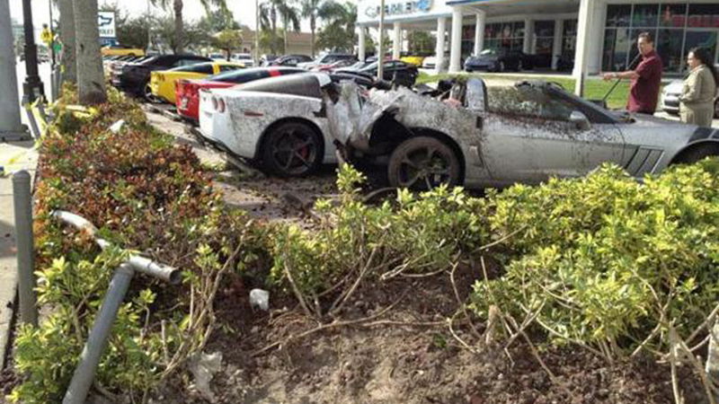 Miami: un uomo si schianta contro un concessionario Corvette