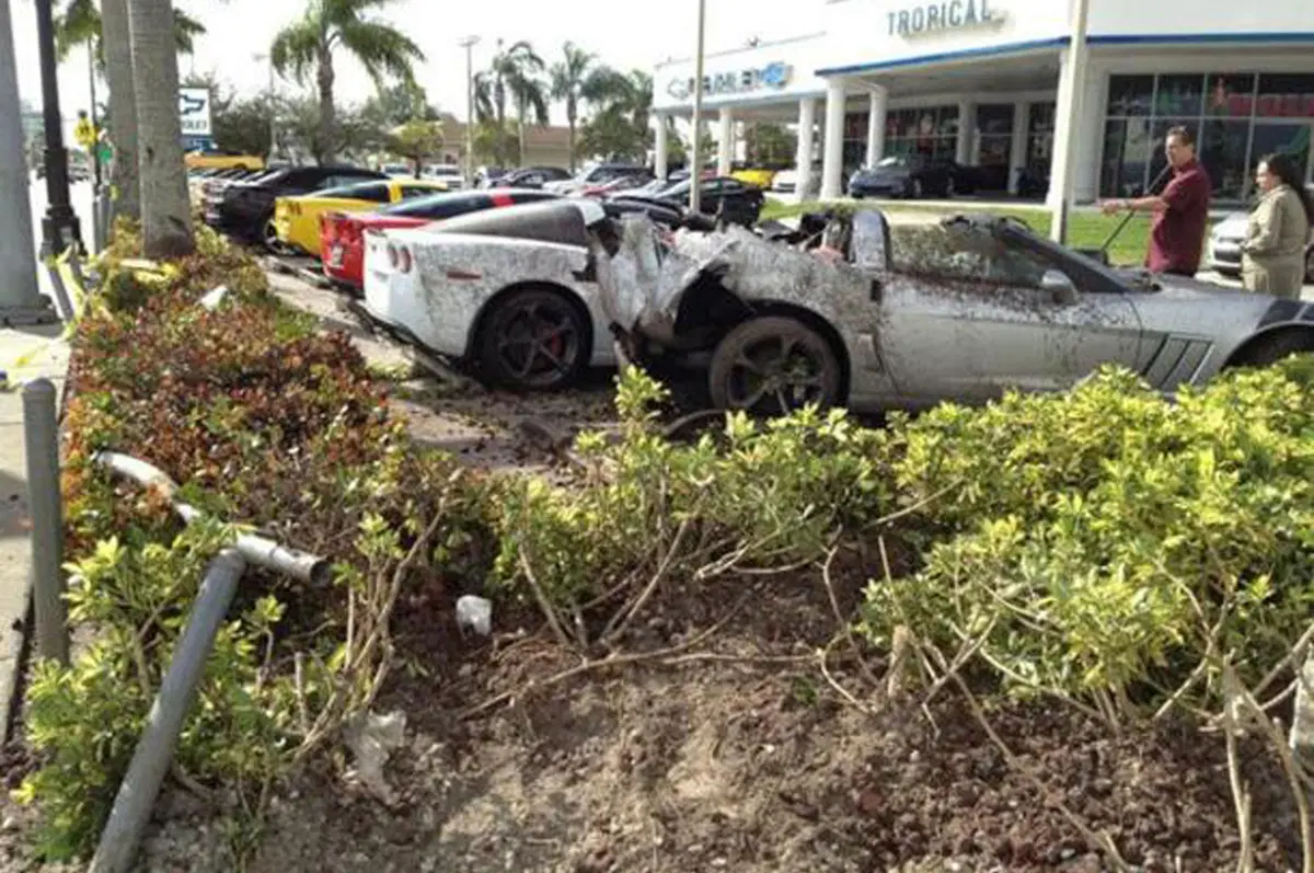 Miami: un uomo si schianta contro un concessionario Corvette