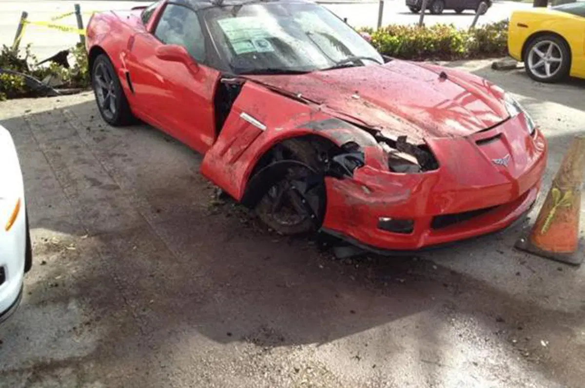 Miami: un uomo si schianta contro un concessionario Corvette (2)
