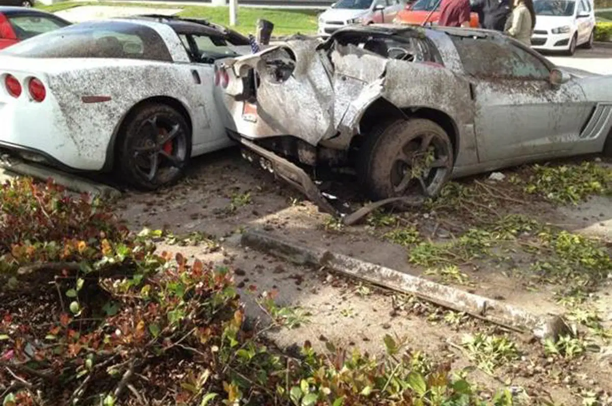 Miami: un uomo si schianta contro un concessionario Corvette (3)