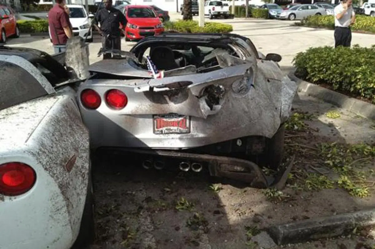 Miami: un uomo si schianta contro un concessionario Corvette (4)