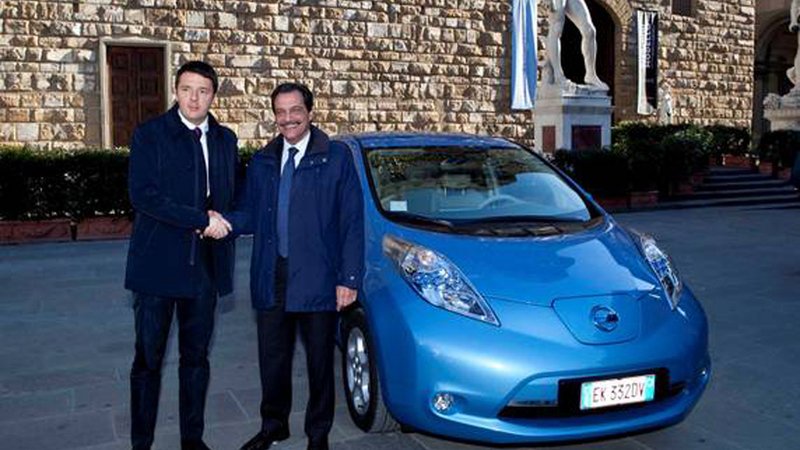 Nissan: consegnata la prima Leaf al Sindaco di Firenze Matteo Renzi