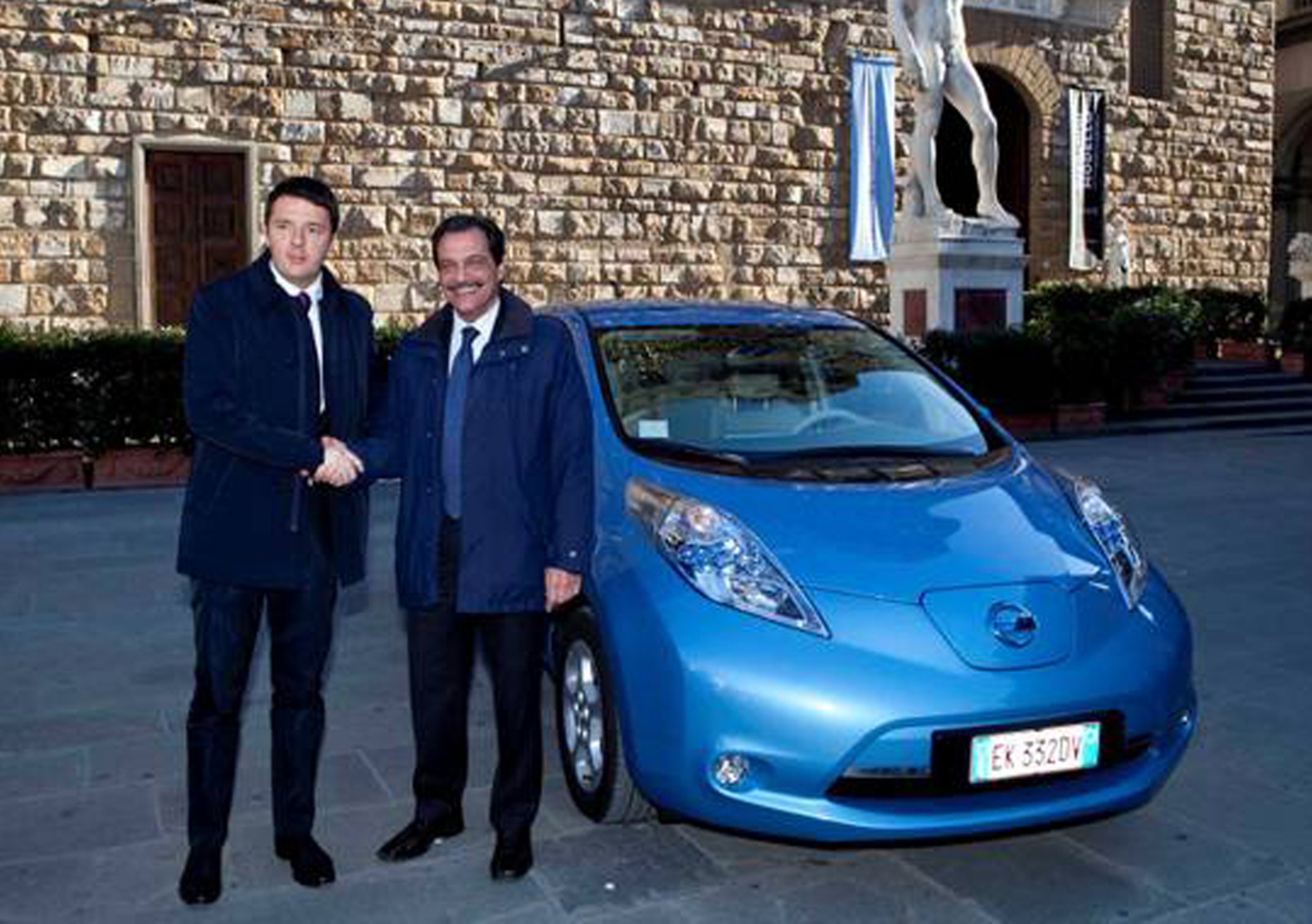 Nissan: consegnata la prima Leaf al Sindaco di Firenze Matteo Renzi