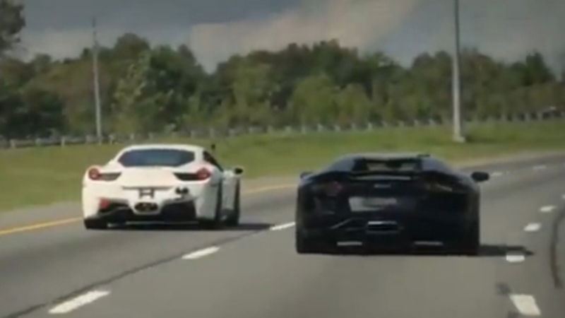 Ferrari 458 Italia vs Lamborghini Aventador - Video 1