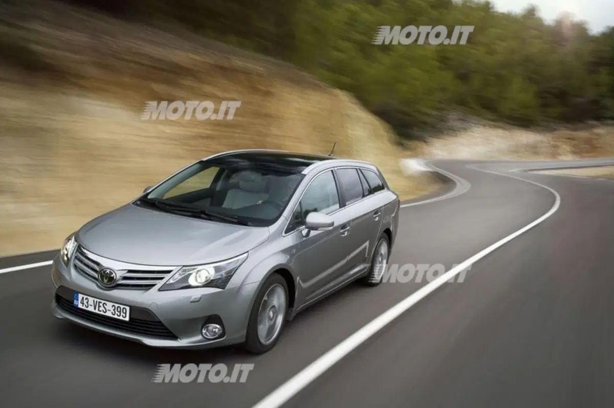 Toyota Avensis restyling 2012