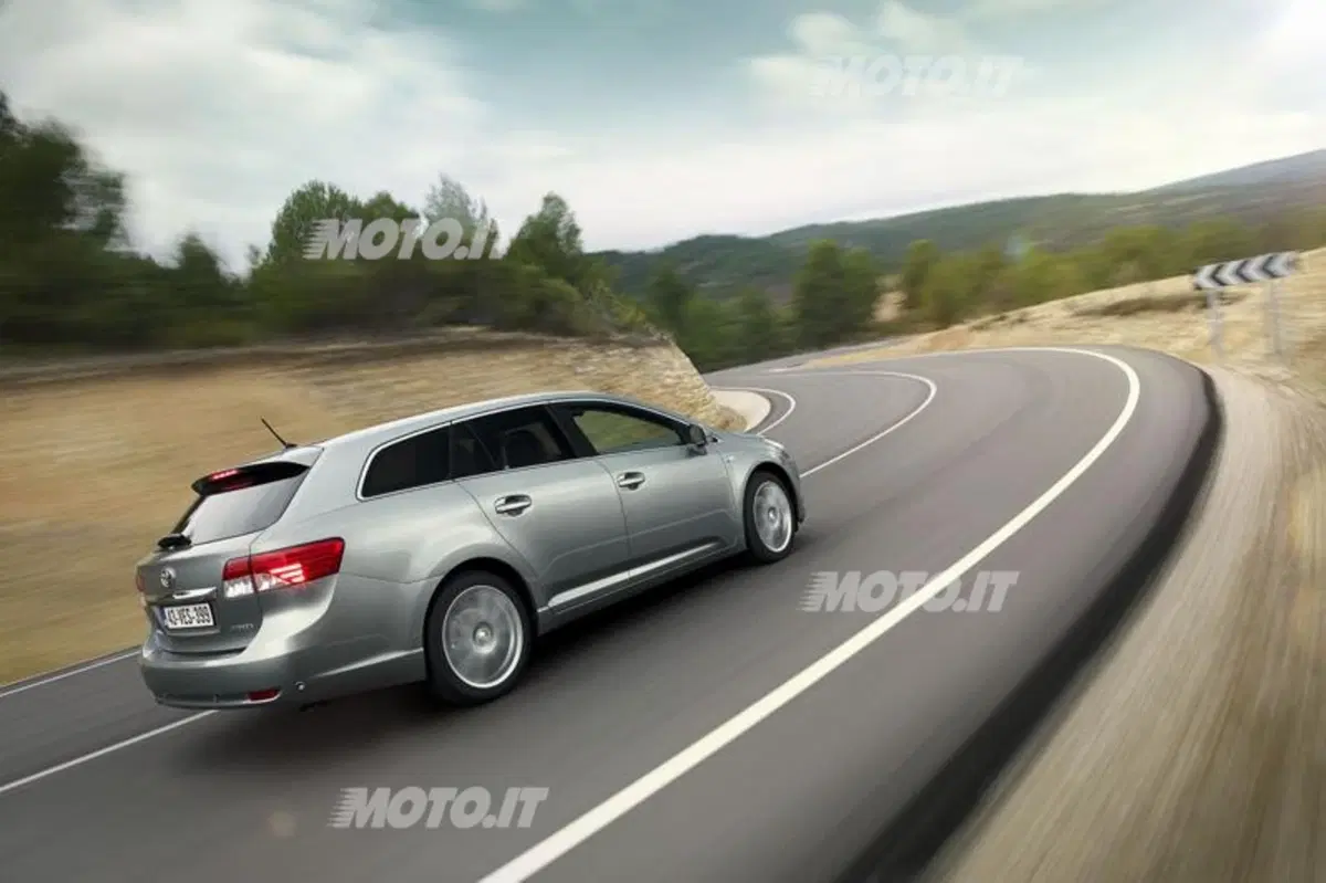 Toyota Avensis restyling 2012 (2)