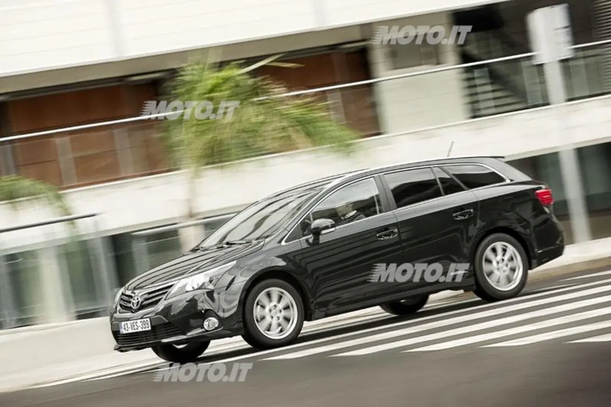 Toyota Avensis restyling 2012 (3)