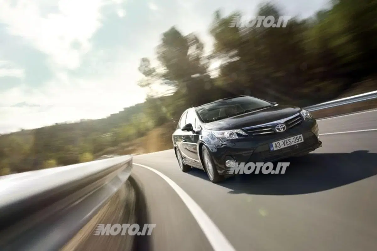Toyota Avensis restyling 2012 (4)