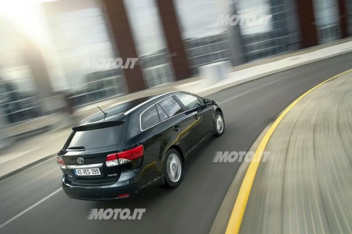 Toyota Avensis restyling 2012 (5)