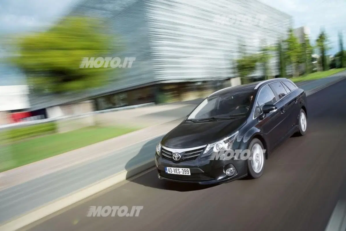 Toyota Avensis restyling 2012 (6)