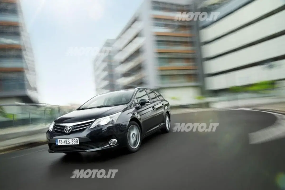 Toyota Avensis restyling 2012 (7)