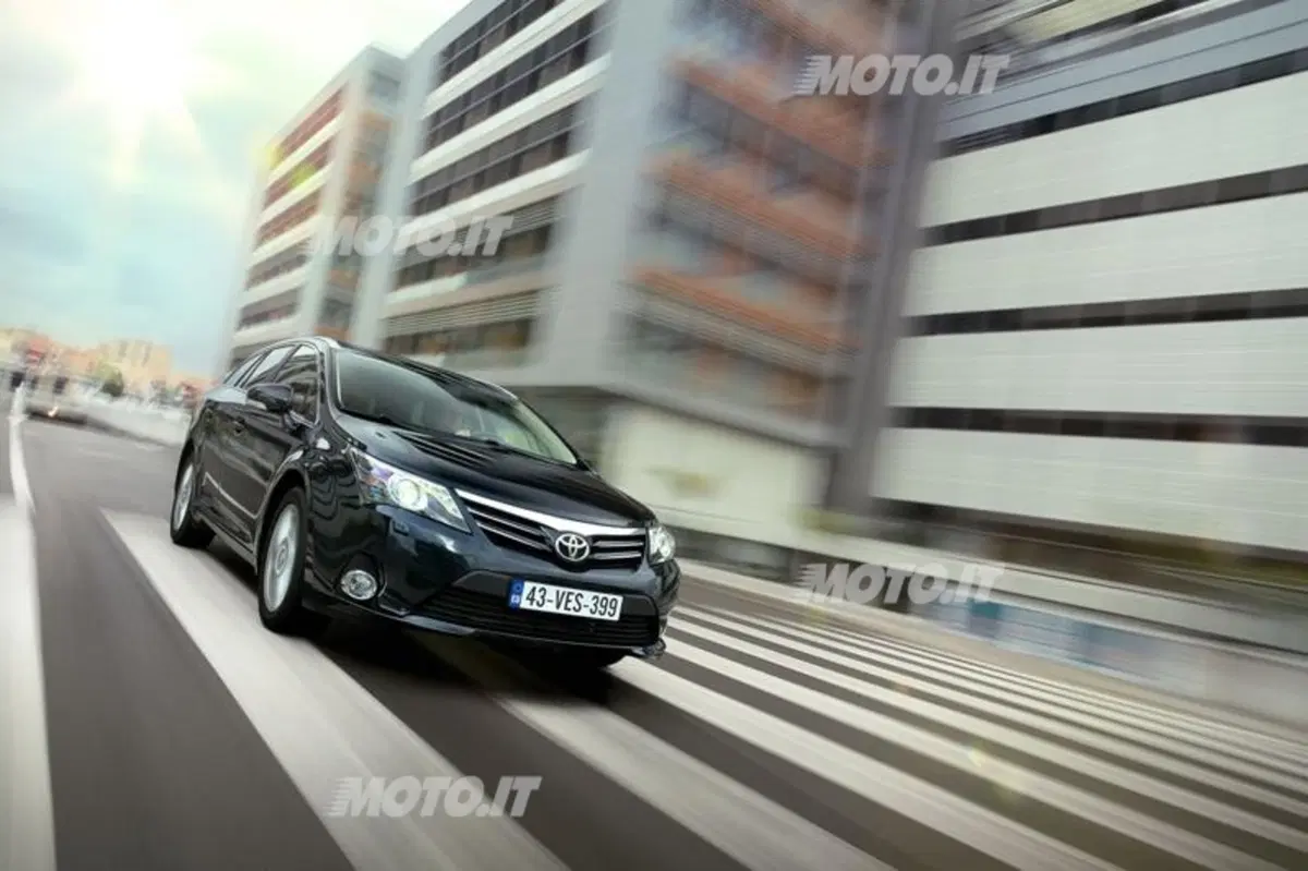 Toyota Avensis restyling 2012 (8)