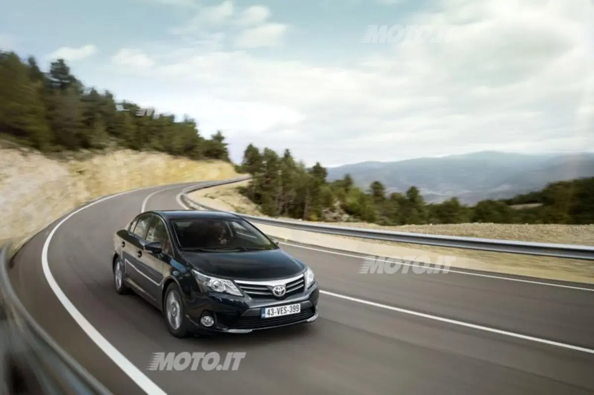 Toyota Avensis restyling 2012 (9)