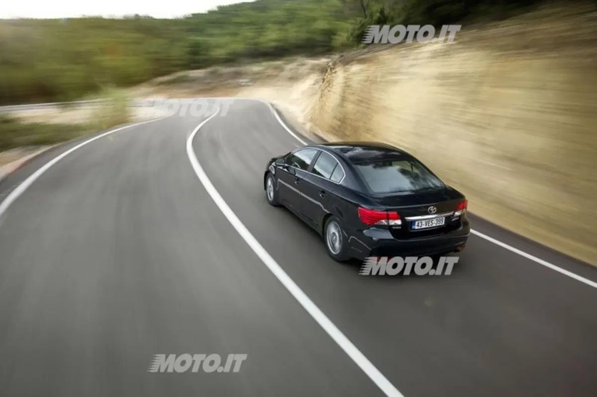 Toyota Avensis restyling 2012 (10)