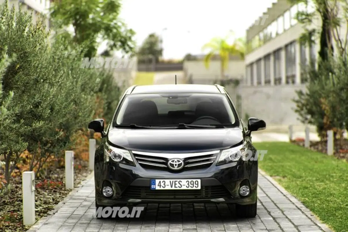 Toyota Avensis restyling 2012 (11)
