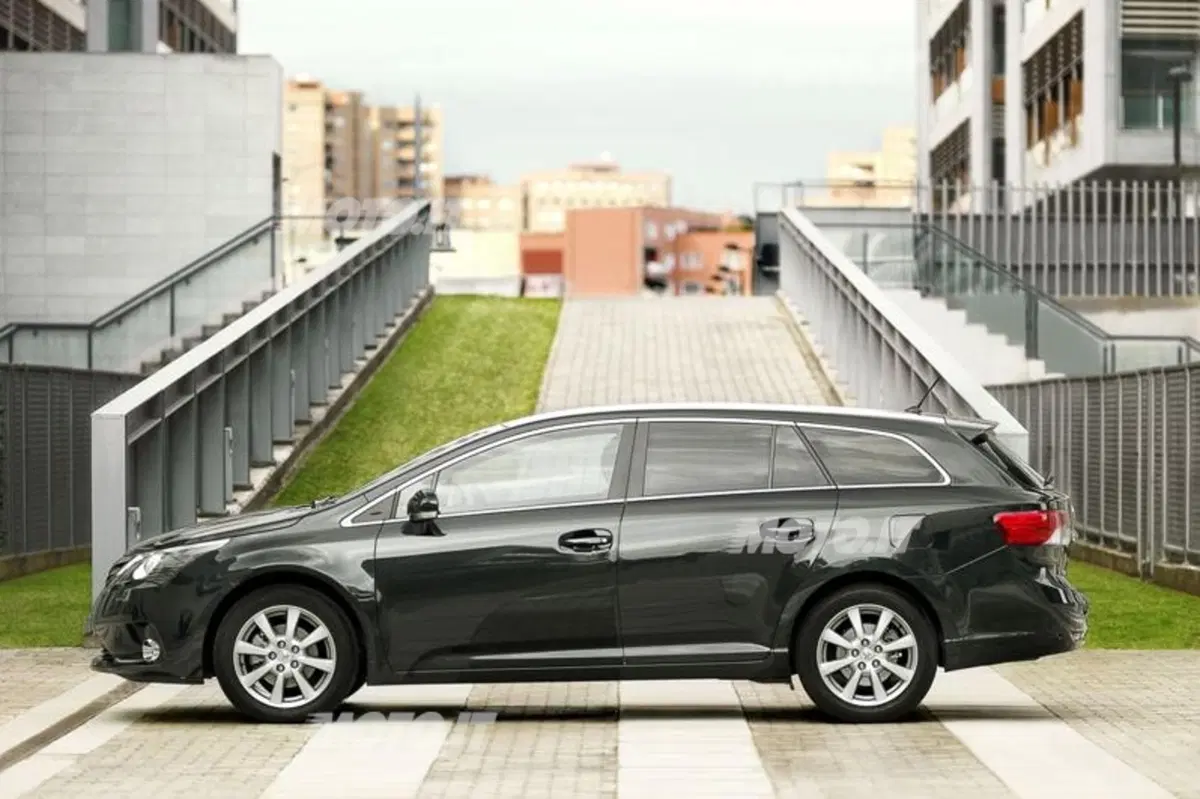 Toyota Avensis restyling 2012 (12)