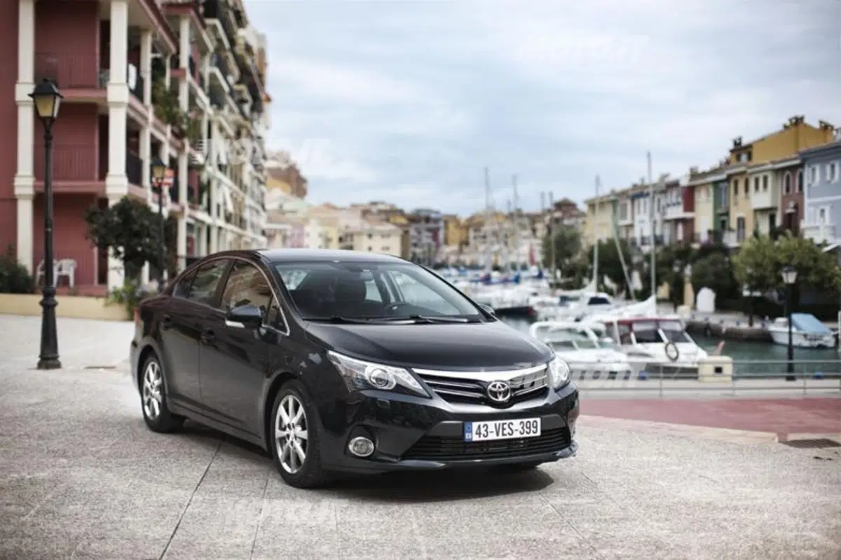 Toyota Avensis restyling 2012 (13)