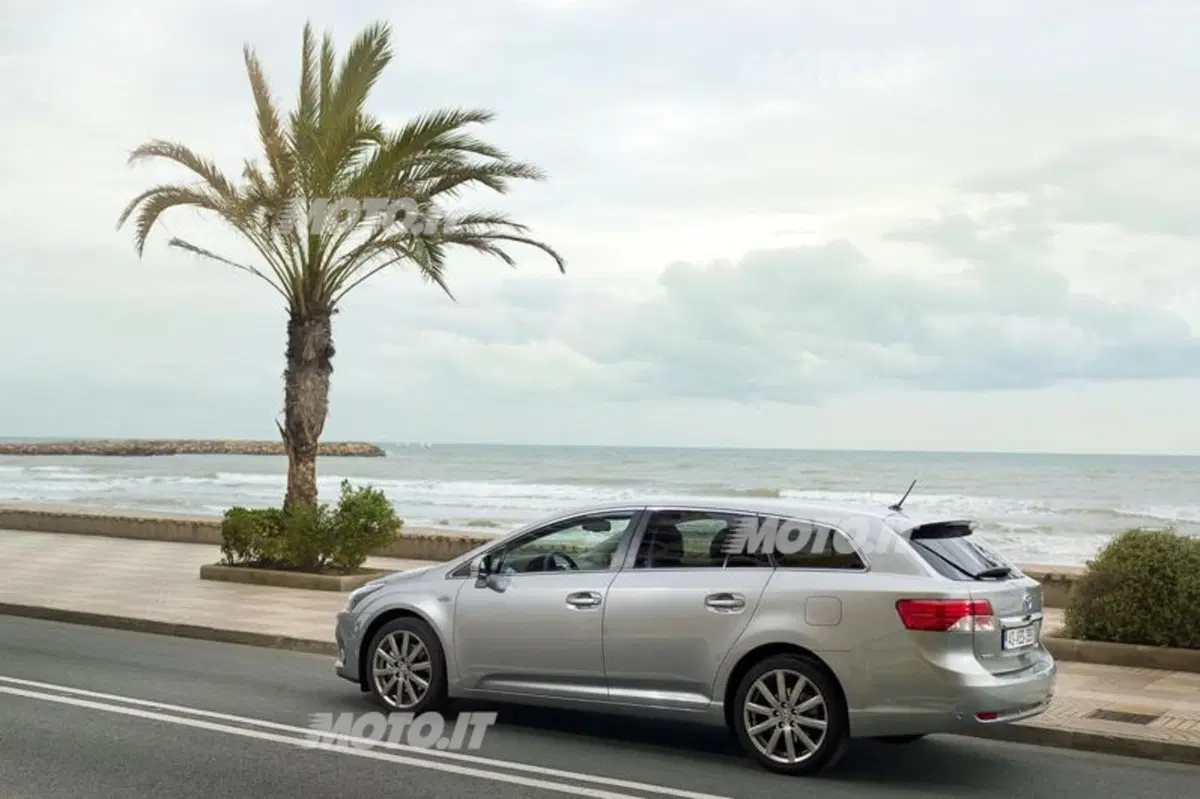 Toyota Avensis restyling 2012 (14)