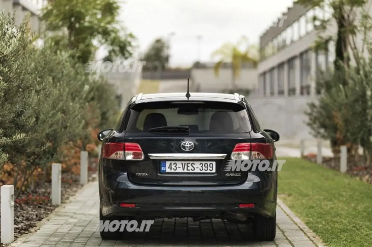 Toyota Avensis restyling 2012 (15)