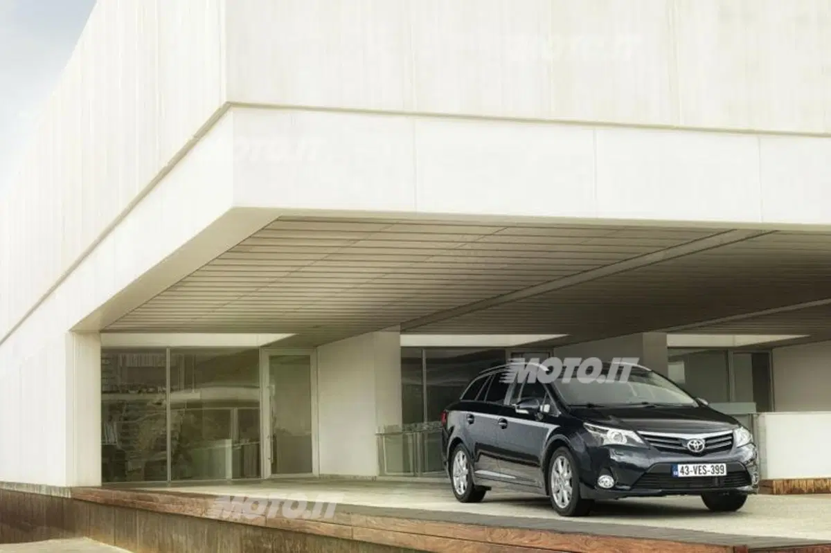 Toyota Avensis restyling 2012 (16)