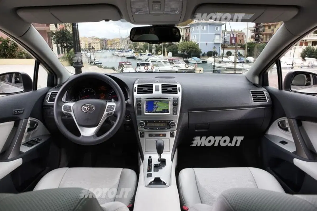 Toyota Avensis restyling 2012 (17)