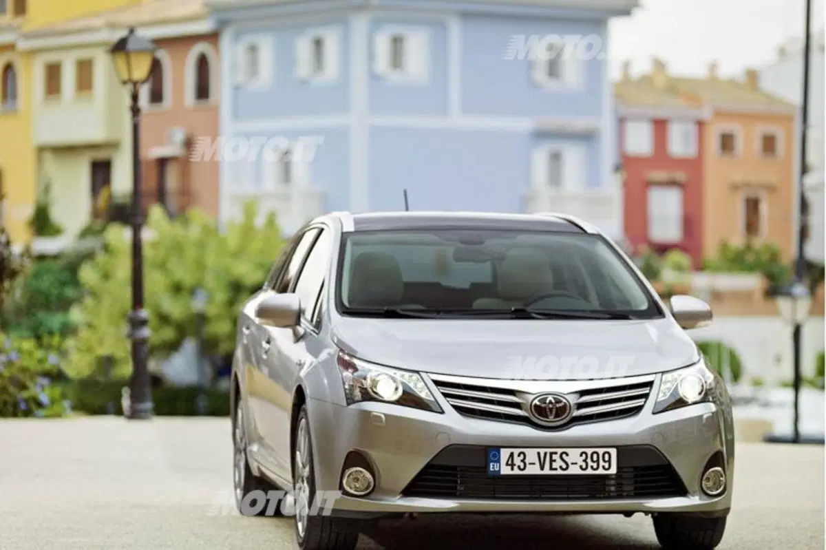 Toyota Avensis restyling 2012 (18)