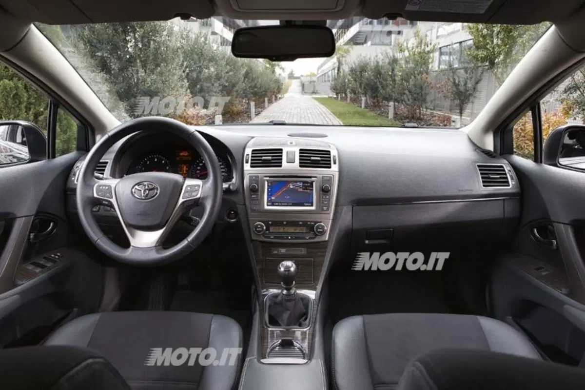 Toyota Avensis restyling 2012 (19)