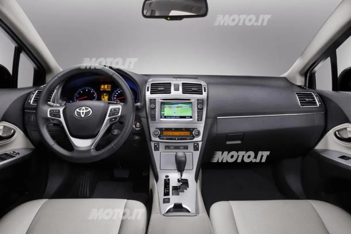 Toyota Avensis restyling 2012 (20)