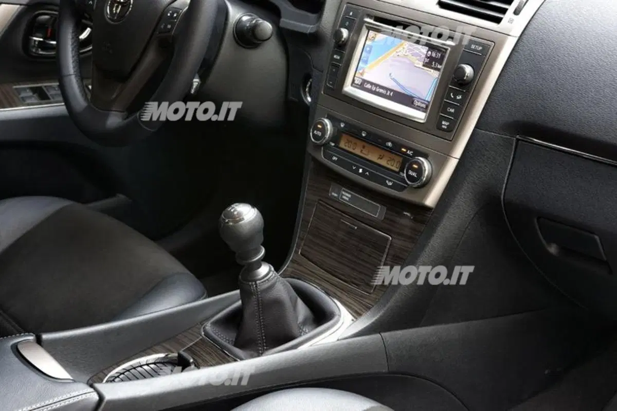 Toyota Avensis restyling 2012 (23)