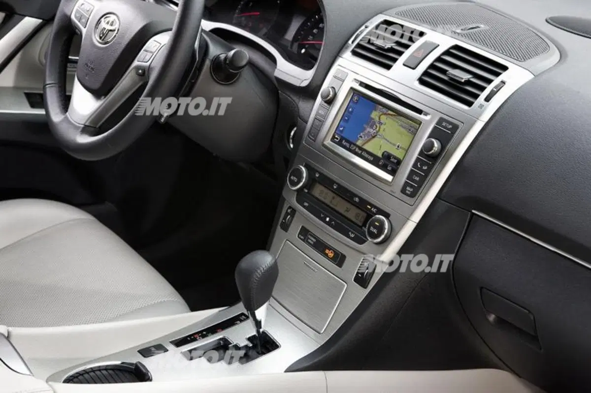 Toyota Avensis restyling 2012 (24)