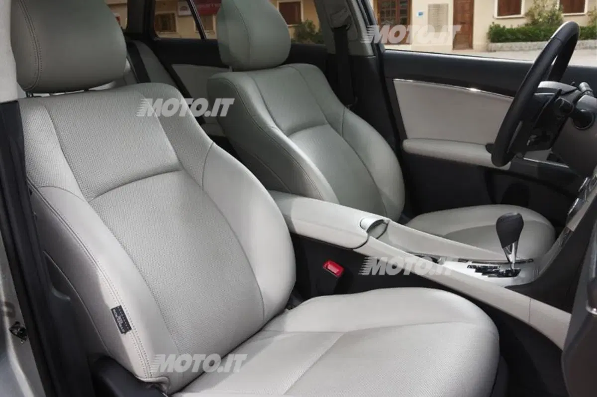 Toyota Avensis restyling 2012 (25)
