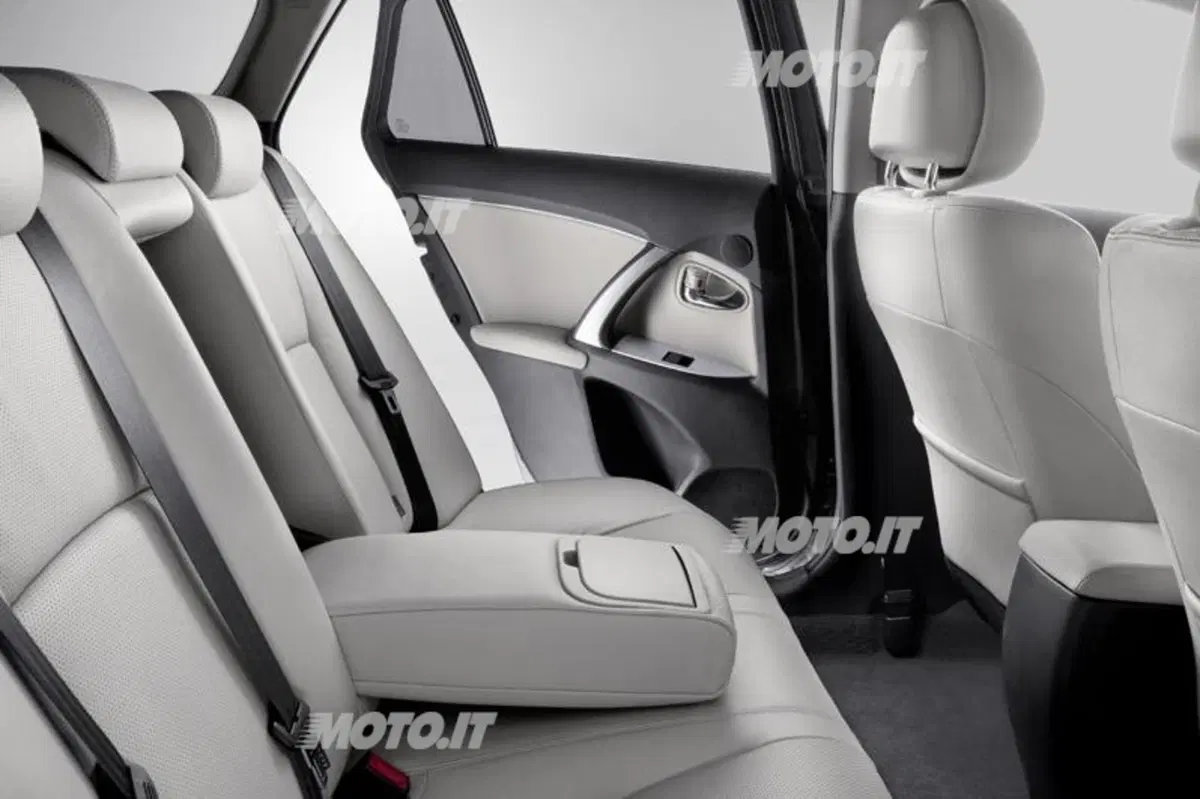 Toyota Avensis restyling 2012 (26)