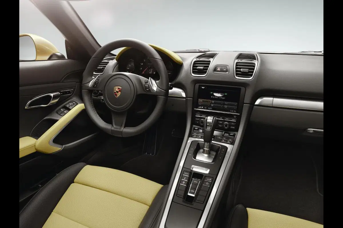 Porsche Boxster: gli interni del nuovo modello (7)