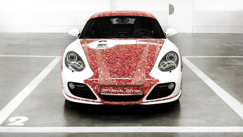 Porsche: una Cayman S per i 2 milioni di fans su Facebook