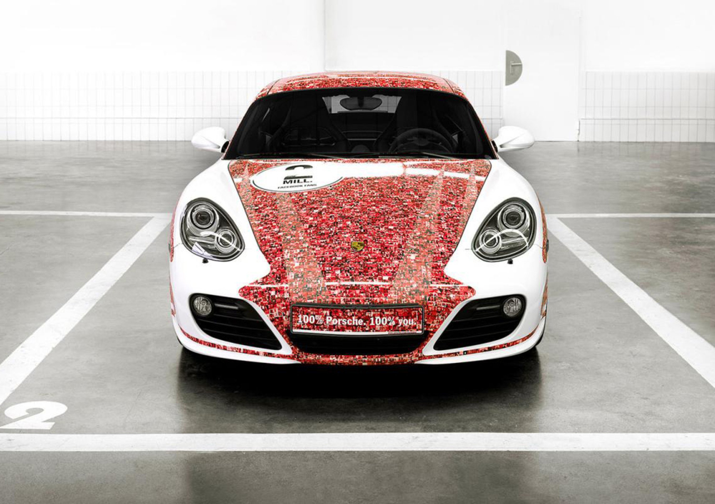 Porsche: una Cayman S per i 2 milioni di fans su Facebook