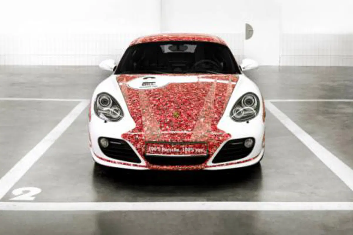 Porsche: una Cayman S per i 2 milioni di fans su Facebook