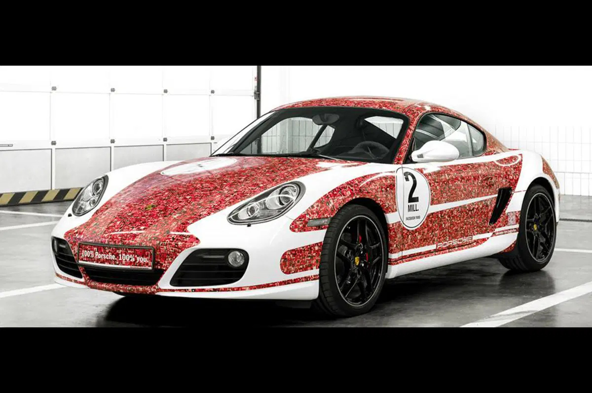 Porsche: una Cayman S per i 2 milioni di fans su Facebook (3)