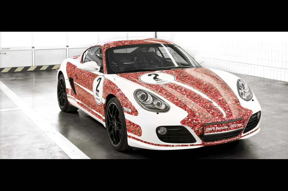 Porsche: una Cayman S per i 2 milioni di fans su Facebook (4)