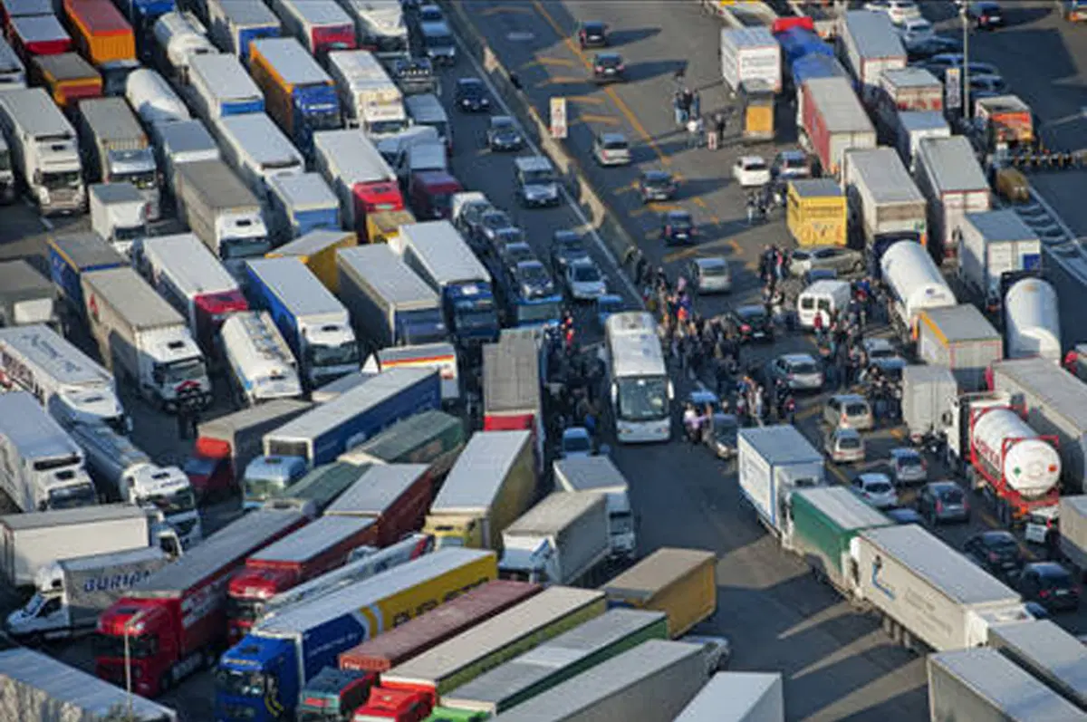 Sciopero dei tir: Italia paralizzata, manifestante perde la vita