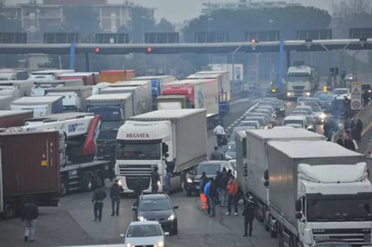 Sciopero dei tir: Italia paralizzata, manifestante perde la vita (2)