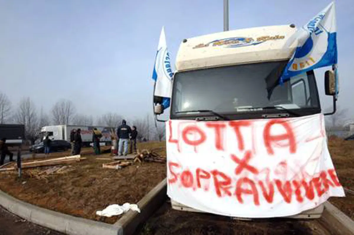 Sciopero dei tir: Italia paralizzata, manifestante perde la vita (4)