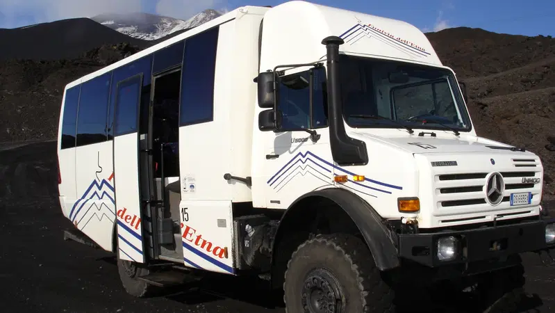 Mercedes-Benz Unimog 5000 per il turismo sull'Etna