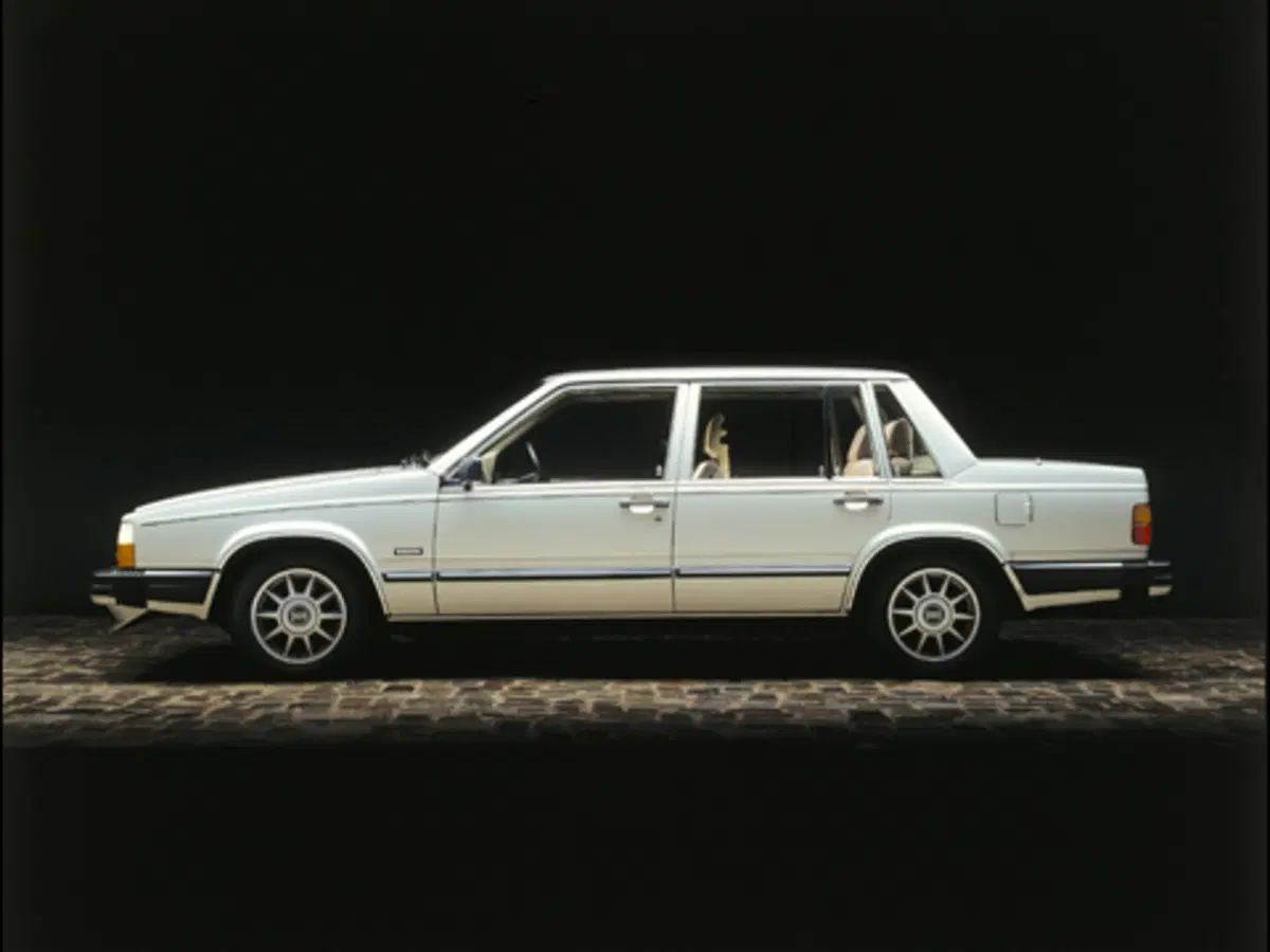 Volvo: la 760 compie 30 anni (2)