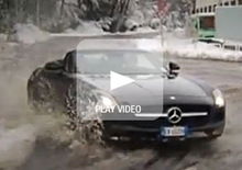 Una Mercedes-Benz SLS AMG Roadster sulla neve di Roma