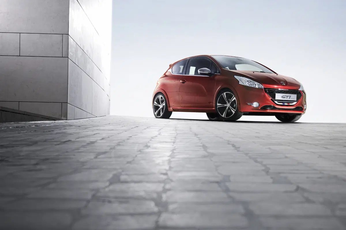 Peugeot 208 GTi Concept (2)