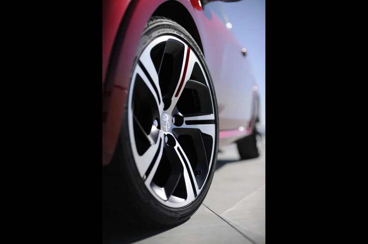 Peugeot 208 GTi Concept (11)