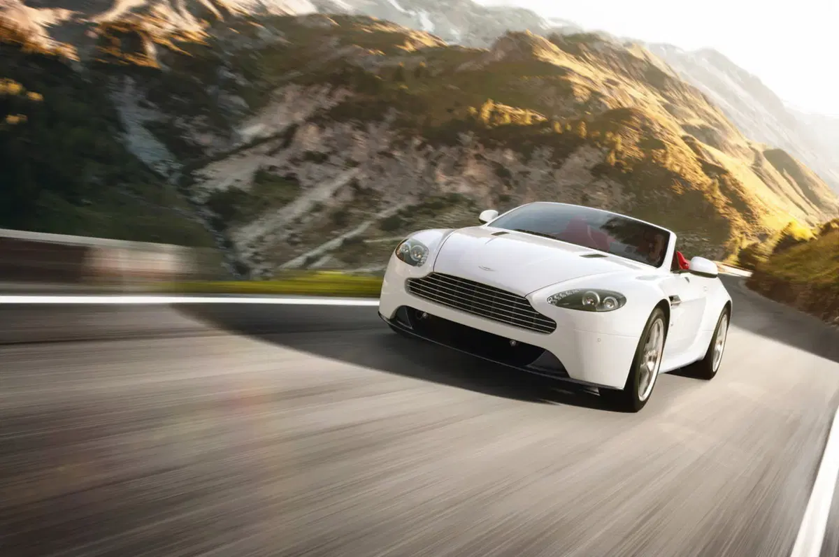 Aston Martin V8 Vantage: a Ginevra il restyling (5)