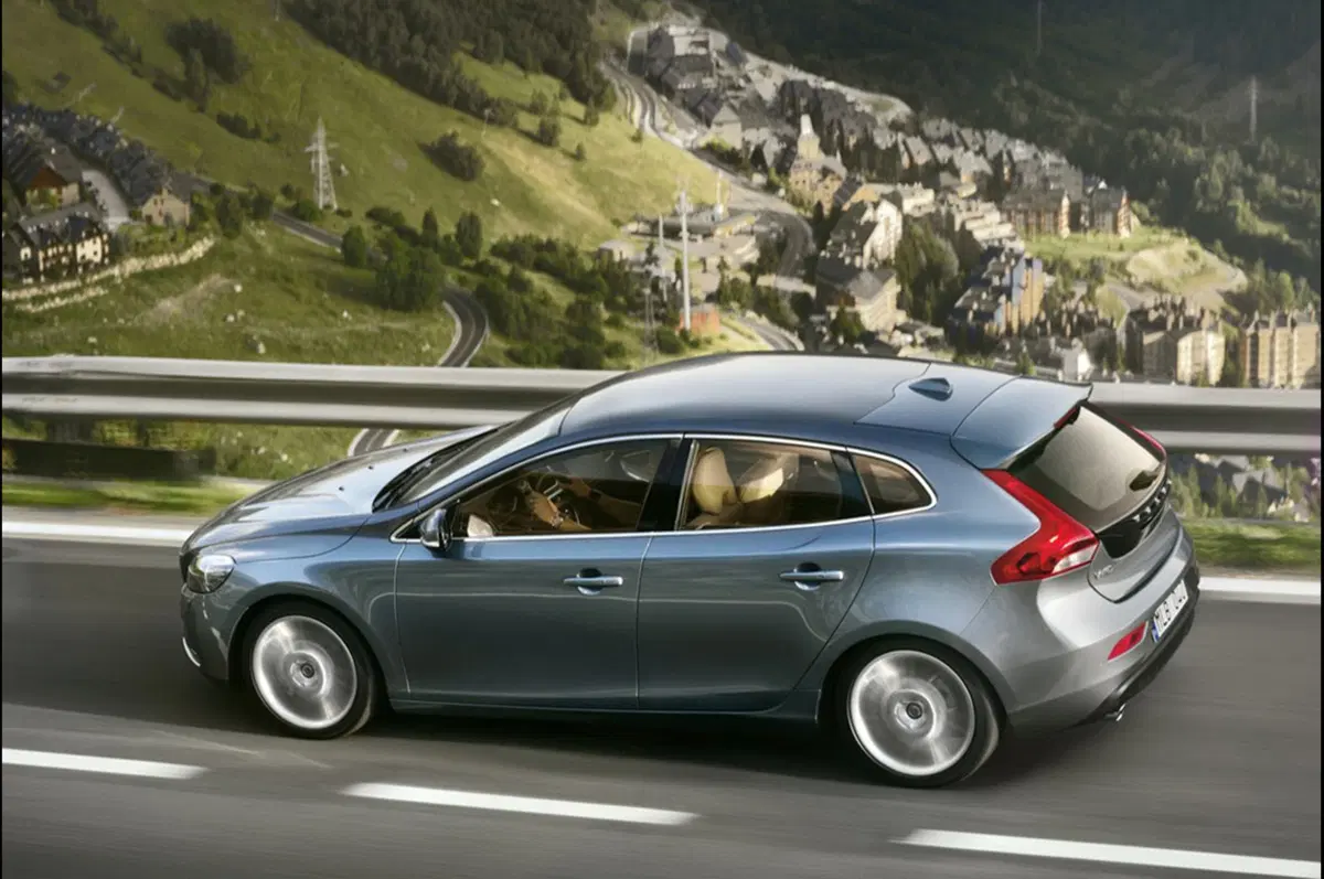 Volvo V40: svelati anche gli interni (7)